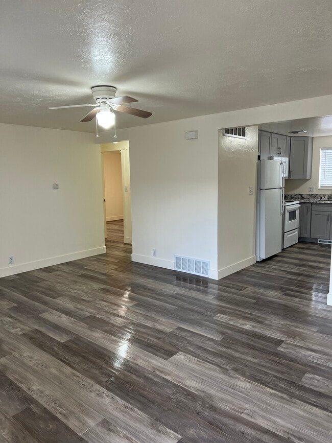 1934 W 4700 S unit 1, Roy, UT 84067 - photo 4