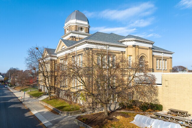 Hubbard Elementary School serves the children in grades PK, K-5.