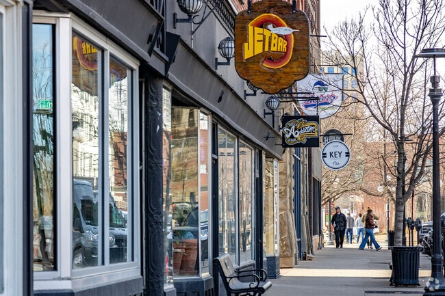 Sioux City locals enjoy shopping and dining at local shops and restaurants.