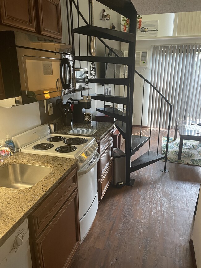 803 W Springfield Ave unit J, Champaign, IL 61820 - photo 2