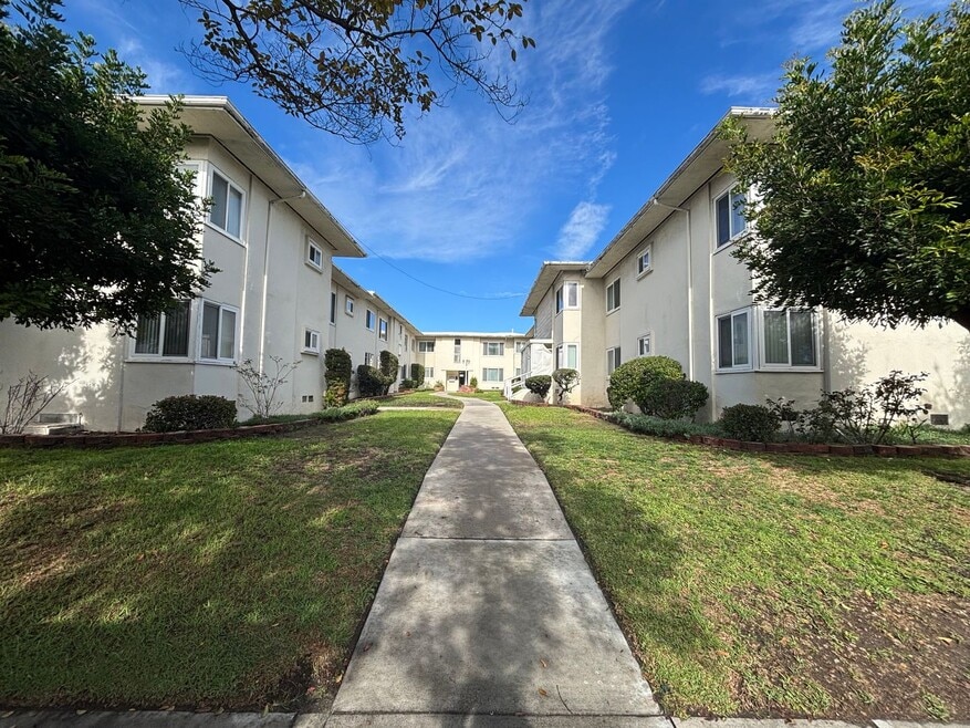 719-729 E Chevy Chase Dr unit 719 C, Glendale, CA 91205 - photo 1