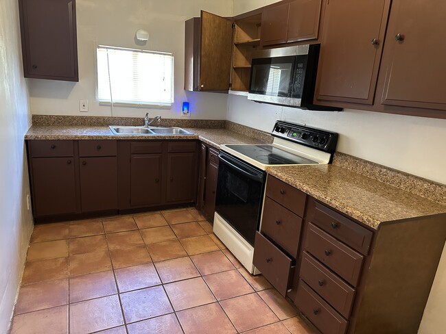 651 N Goodman St unit apartment 2, Nogales, AZ 85621 - photo 6