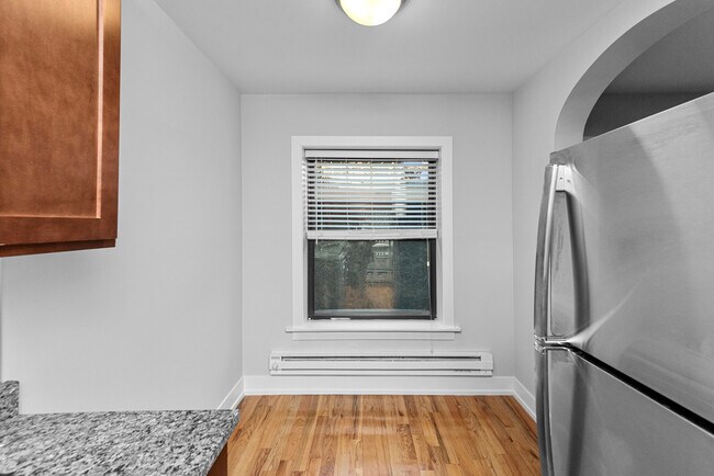 550 W Arlington Place unit 512, Chicago, IL 60614 - photo 5