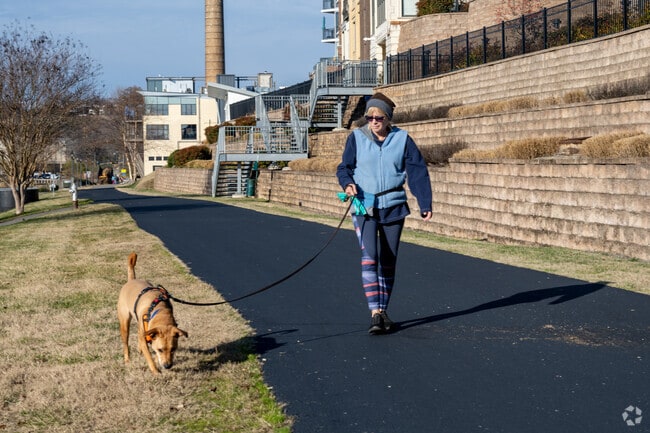 Residents of Rocketts Landing enjoy the convenience of the Virginia Capital Trail.