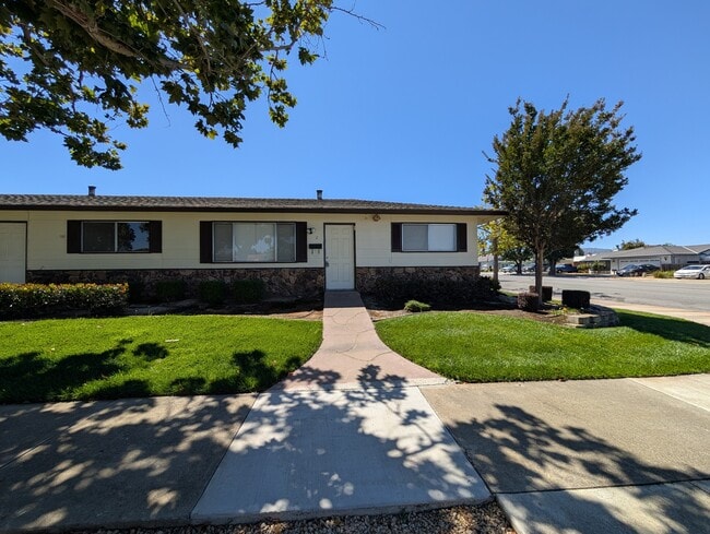 1551 Memorial Dr unit 2, Hollister, CA 95023 - photo 2