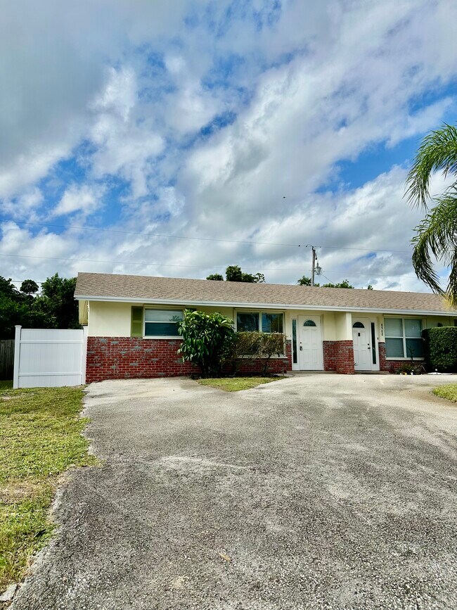 8912 SE Parkway Dr, Hobe Sound, FL 33455 - photo 2