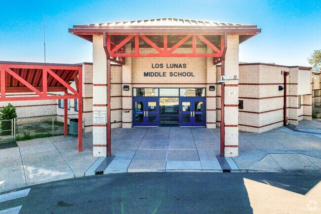 Los Lunas Middle School has earned a C-plus rating from Niche.