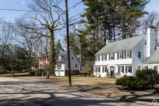 A wide variety of styles make up the Columbine Cliffs housing stock.