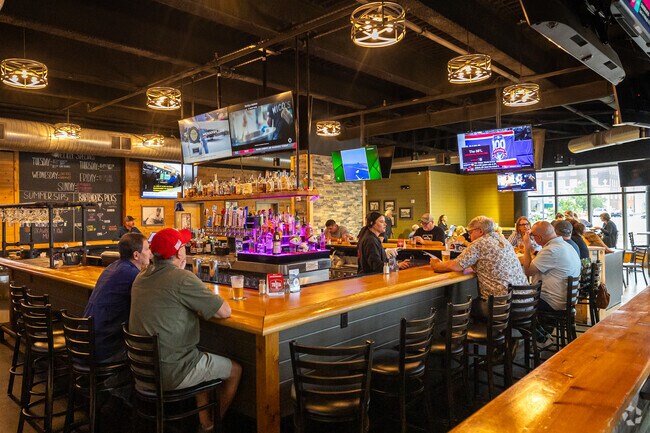 Residents can visit nearby Downtown Muncie for several restaurants including the 1925 Pub House.