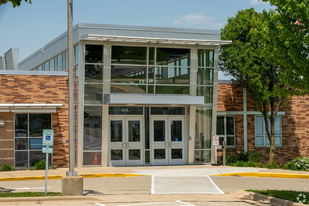 The main entrance to Glacier Edge Elementary School in Outer Verona.