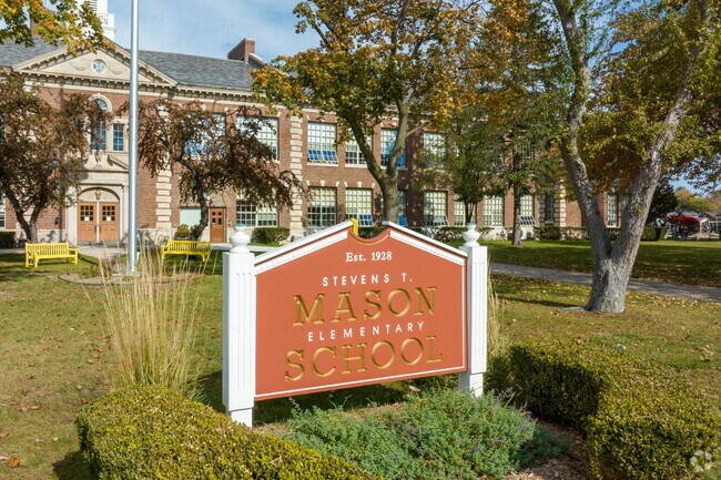 Mason Elementary School has an overall grade of A- on Niche.