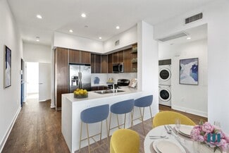 711 Cole Ave, Los Angeles, CA 90038