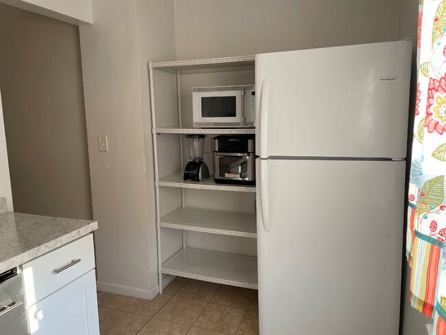 52 18th St unit 2 br upper updated f, Buffalo, NY 14213 - photo 3