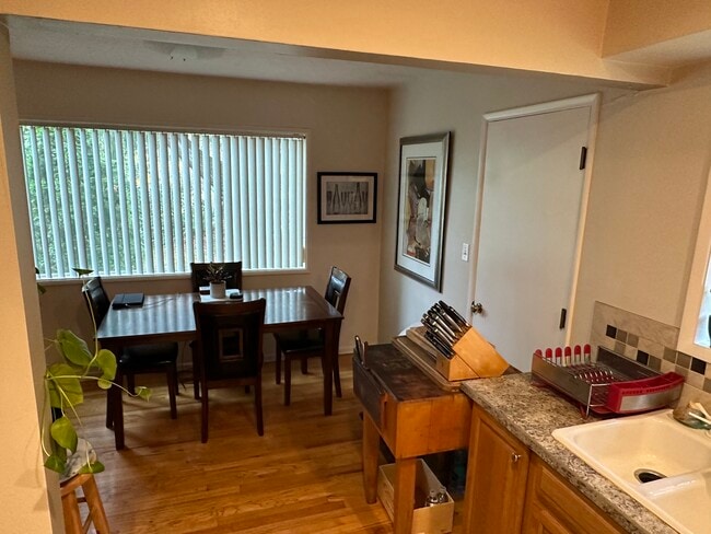 3839 SW Marigold St unit 3839 SW Marigold st, Portland, OR 97219 - photo 5