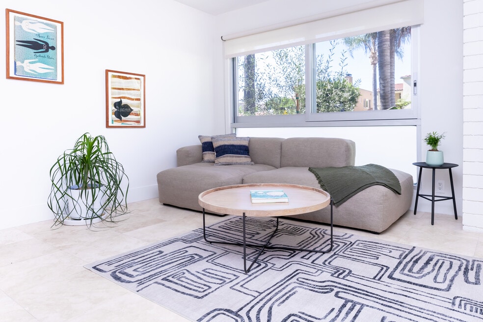 Stay Lola, Beverly Hills, CA 90211 - photo 1