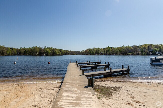 Bring your boat and dock it at Ashlawn Clubhouse for a day on the beach.
