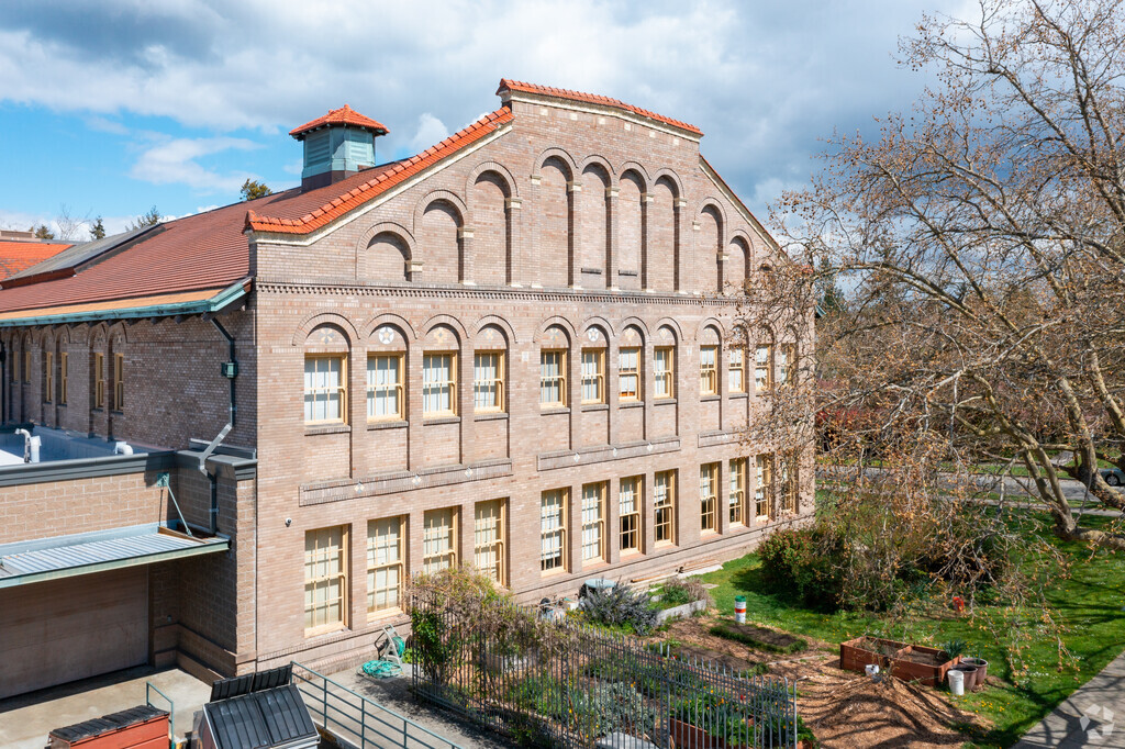 West Seattle High School is located in North Admiral, Seattle WA.