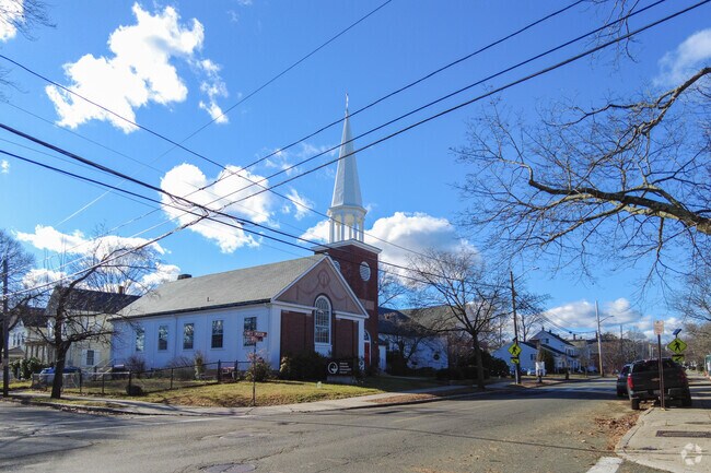 Melrose Montessori School has a student teacher ratio of 4 to 1.