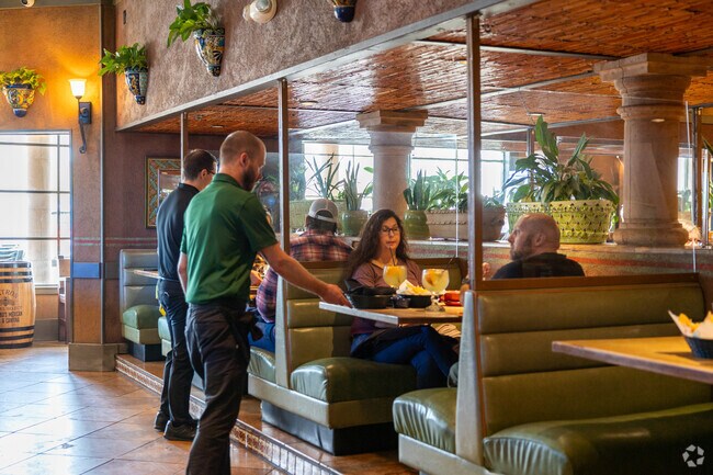 Los Cabos serves the community of Battle Creek authentic Mexican food.