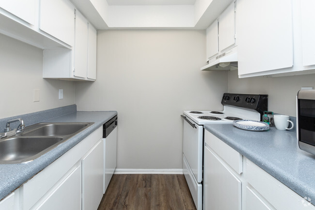 1BR, 1BA - 815SF