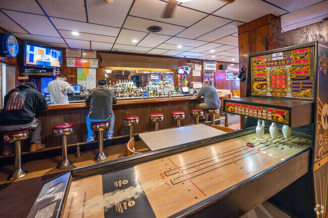 Lynwood Cafe serves pub-style pizza to Downtown Randolph.