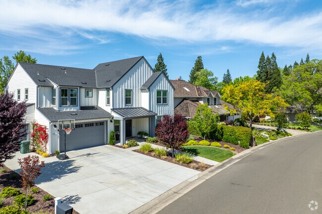 Most homes in Wilhaggin del Dayo were built in the 1970s.
