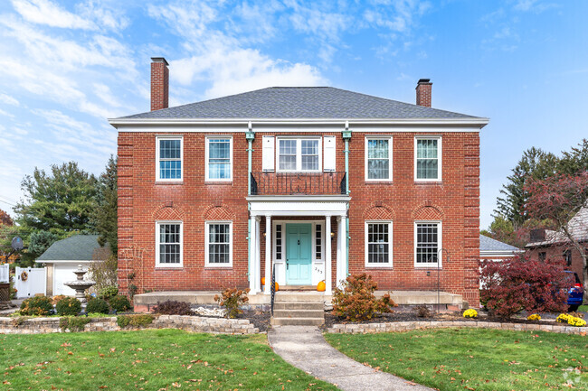 Traditional colonial-style homes are found throughout the Vassar Park neighborhood.
