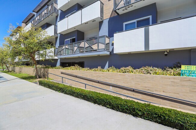 Sidewalk View of Gramercy Park by Wiiseman