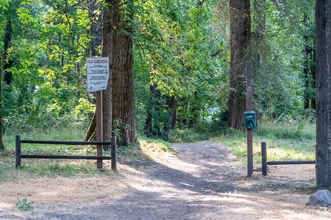 Takena Landing Park has trails for visitors to explore in Albany, Oregon.