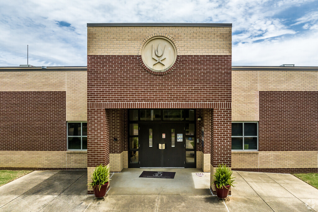 Students in grades PK-5 attend school at Collierville Elementary School in Collierville, TN.