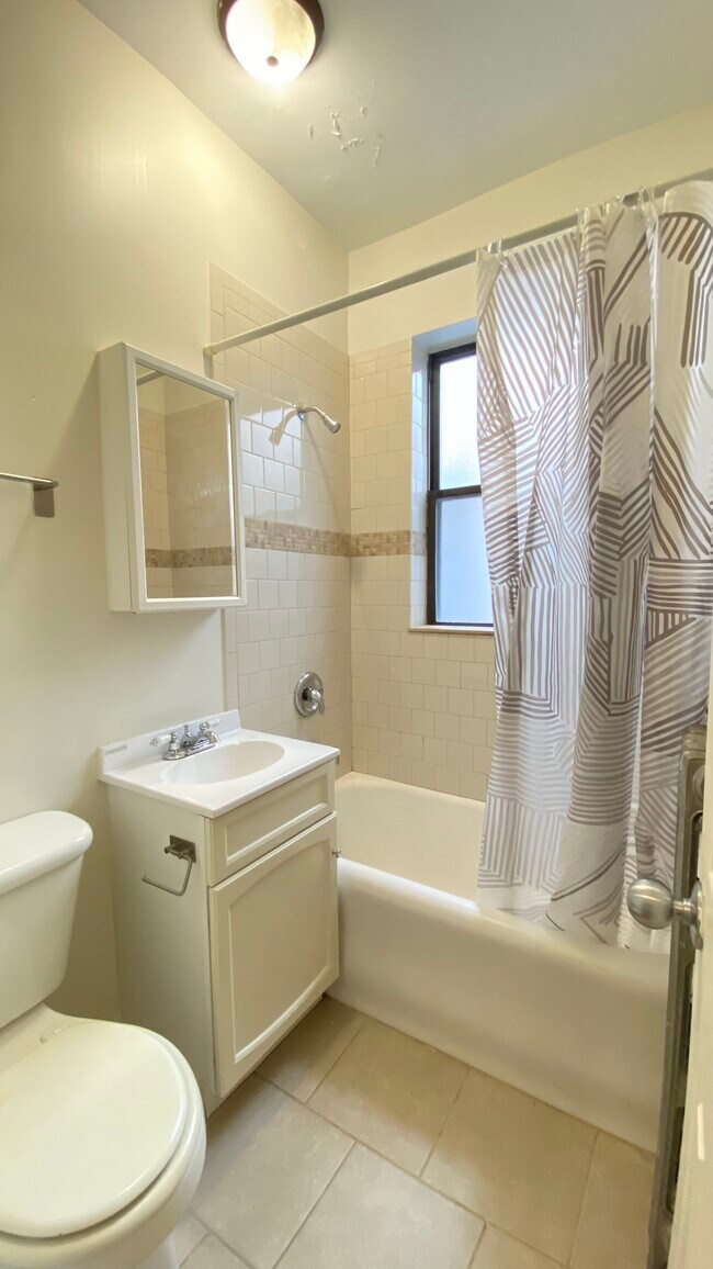 839 W Sheridan Rd unit 323, Chicago, IL 60613 - photo 2