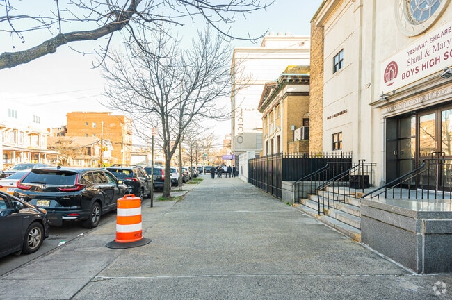 Yeshivat Shaare Torah has  a student-teacher ratio of 5 to 1