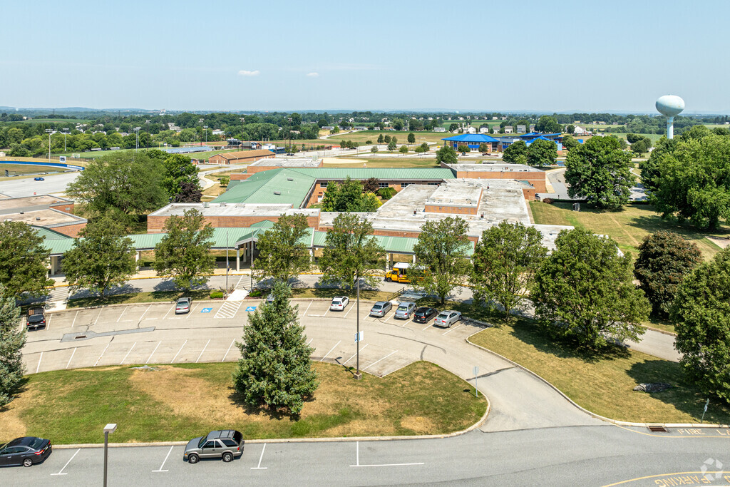 Hans Herr Elementary School has 655 students in grades 3-5 with a student-teacher ratio of 15:1.