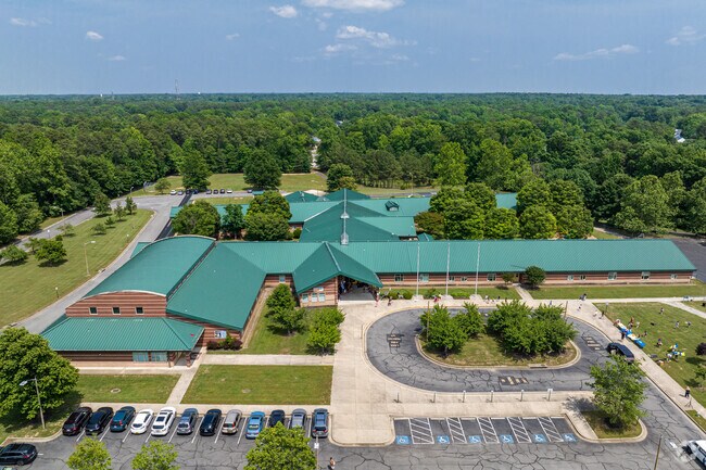 The Springfield Elementary School campus is centrally located within the Innsbrook neighborhood.