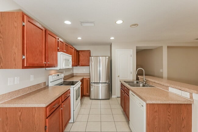 407 Vine Cliff St, Ruskin, FL 33570 - photo 5