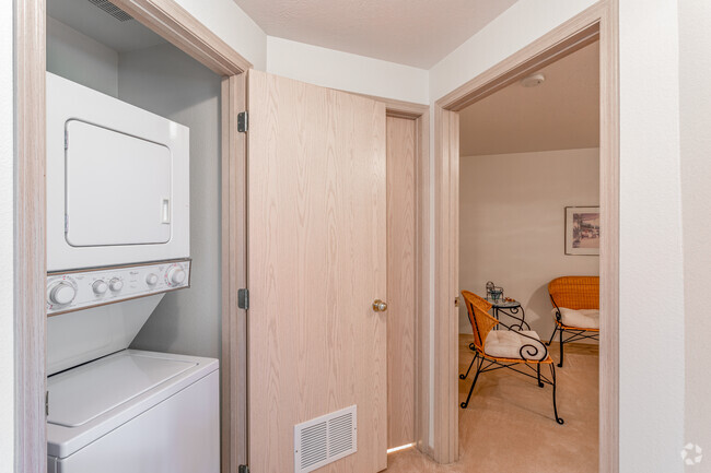 2BR, 2BA - 1,015 SF