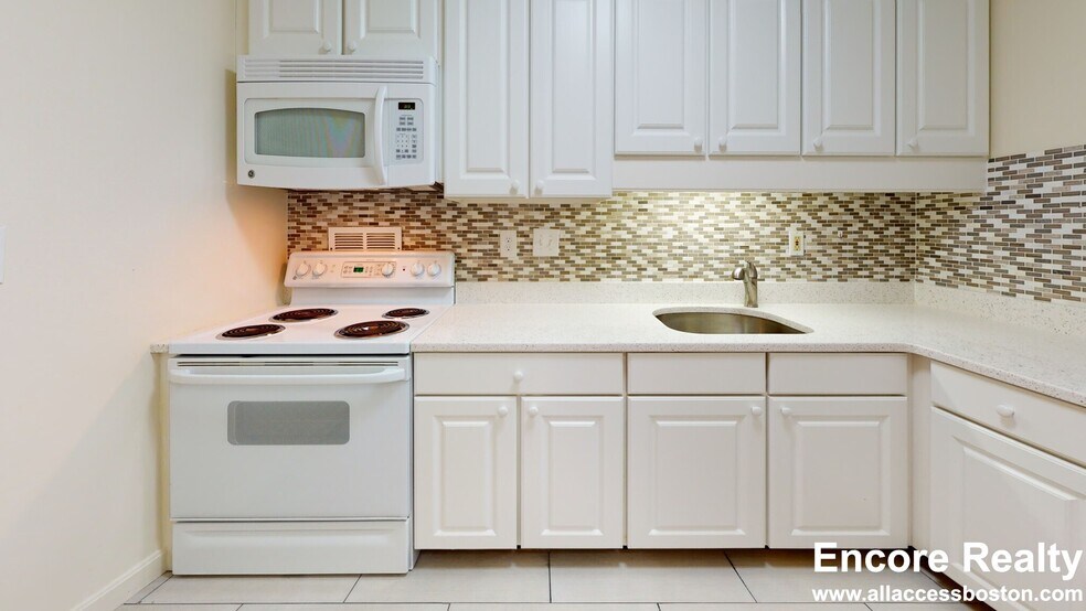 17 Monmouth Ct unit 1, Brookline, MA 02446 - photo 1