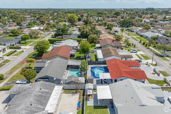 Live with reasonable neighbors at Palmetto Estates, FL.