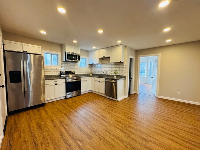 49 Lawrence St unit Apartment 2, Salem, MA 01970 - photo 3