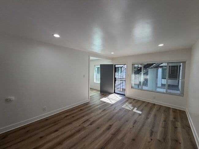 910, Long Beach, CA 90804 - photo 2