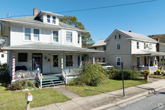 The average single family home in Worth is 1,504 SF.