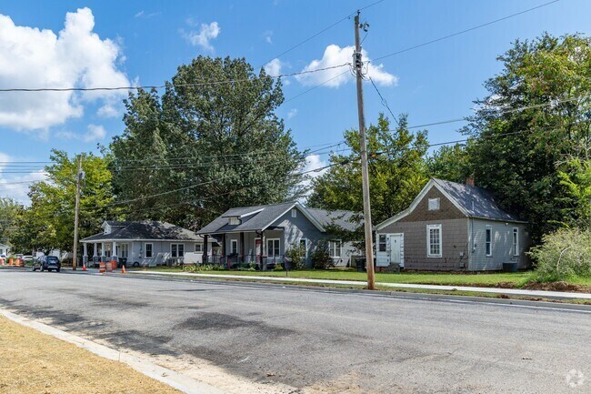 Newly renovated Craftsman bungalows sit next to older homes in Paducah.