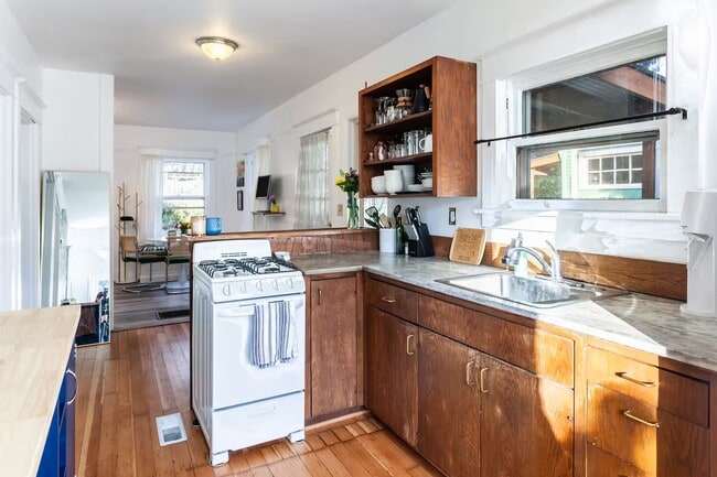 1322 NE Skidmore St, Portland, OR 97211 - photo 4