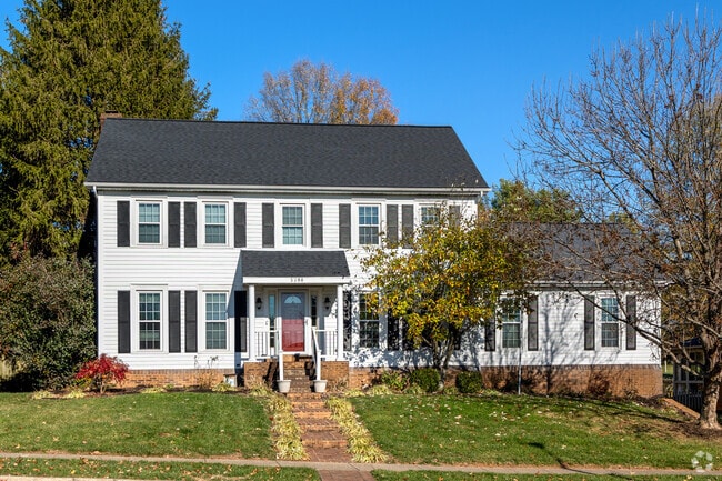 Many homes built in Harrods Hill in the 1990's are 3-4 bedroom with colonial architecture.