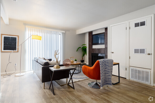 2BR, 1BA - 950SF