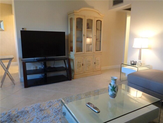 146 Lyndhurst G, Deerfield Beach, FL 33442 - photo 4