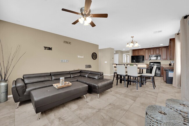 7605 Finishing Touch Ct unit House, Las Vegas, NV 89149 - photo 3