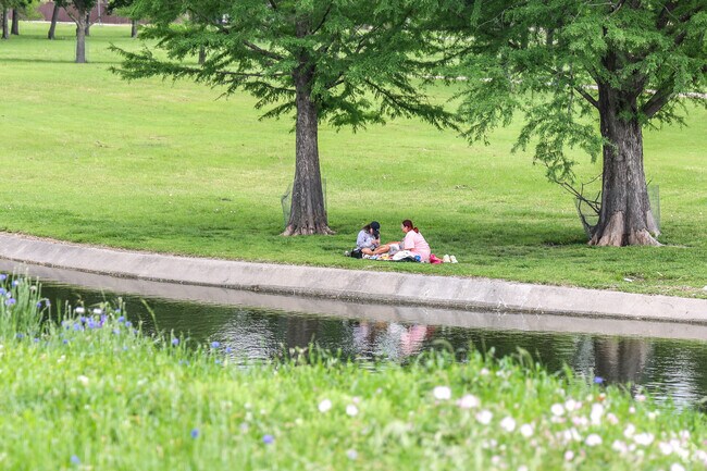 Mark Twain locals head to Huffhines Park for afternoon picnics along the creek.
