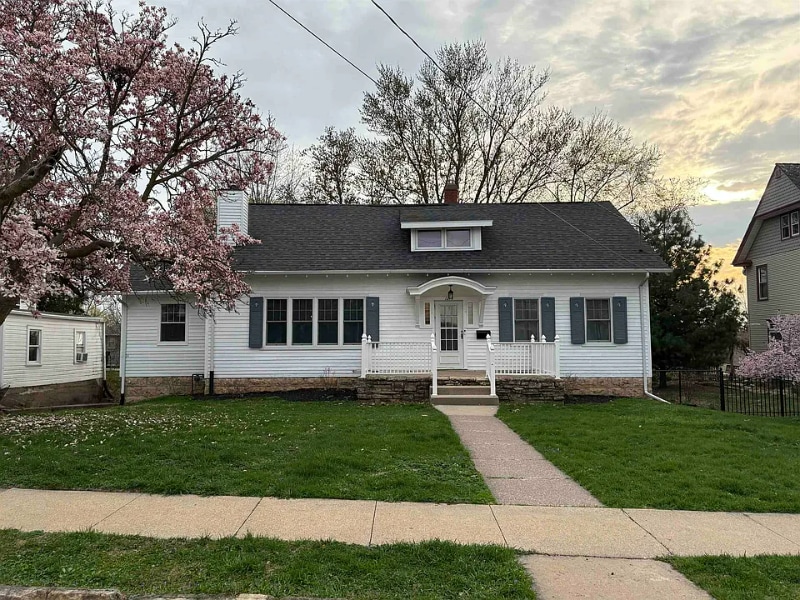 1215 Mt Pleasant St, Dubuque, IA 52001 - photo 1