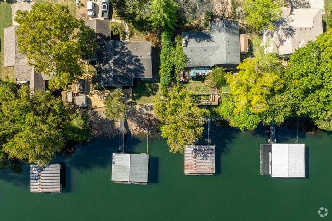 Waterfront homes throughout the peninsula are common in Indian Point.